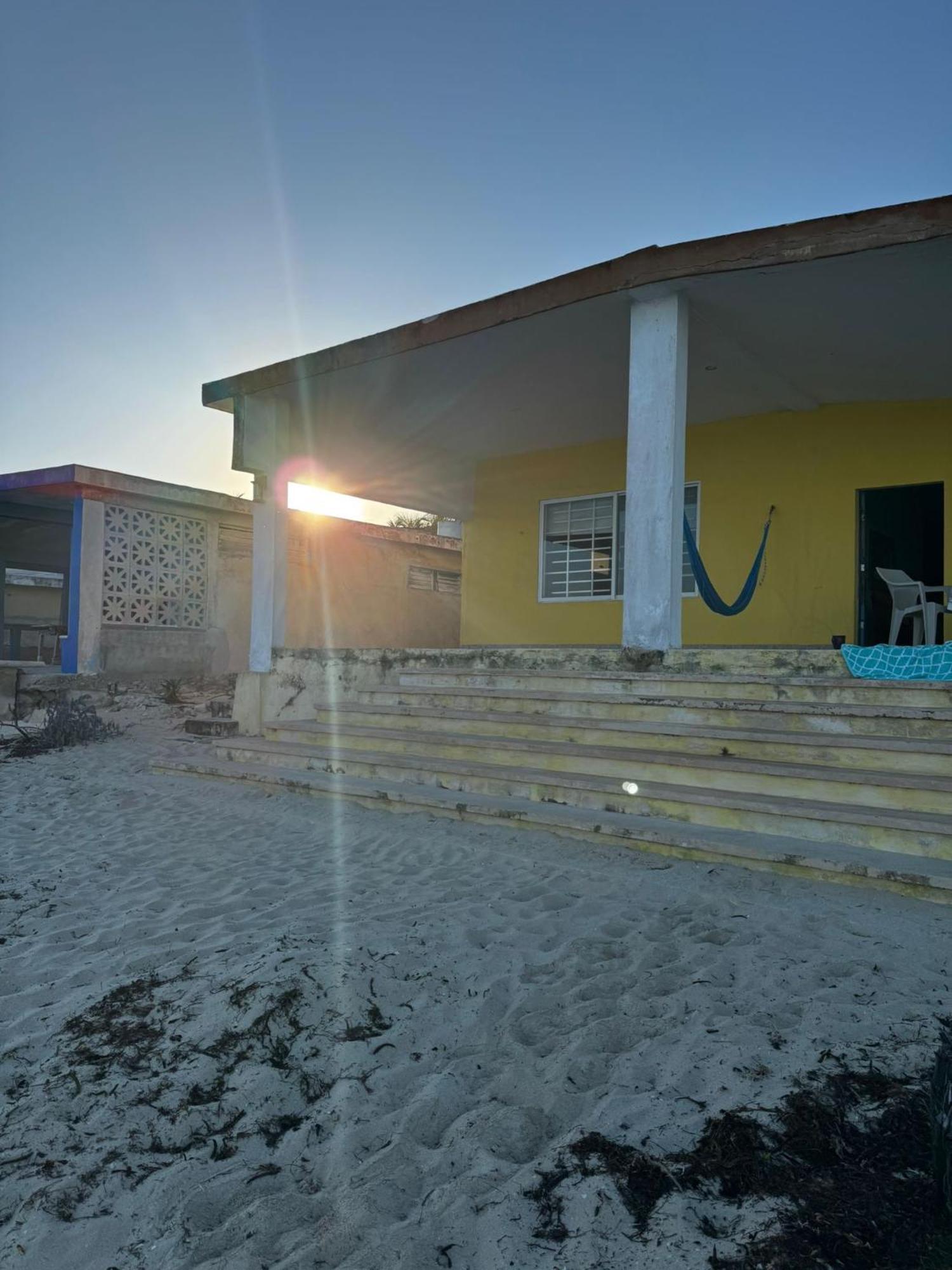 La Casa Amarilla Frente Al Mar Villa Челем Екстериор снимка